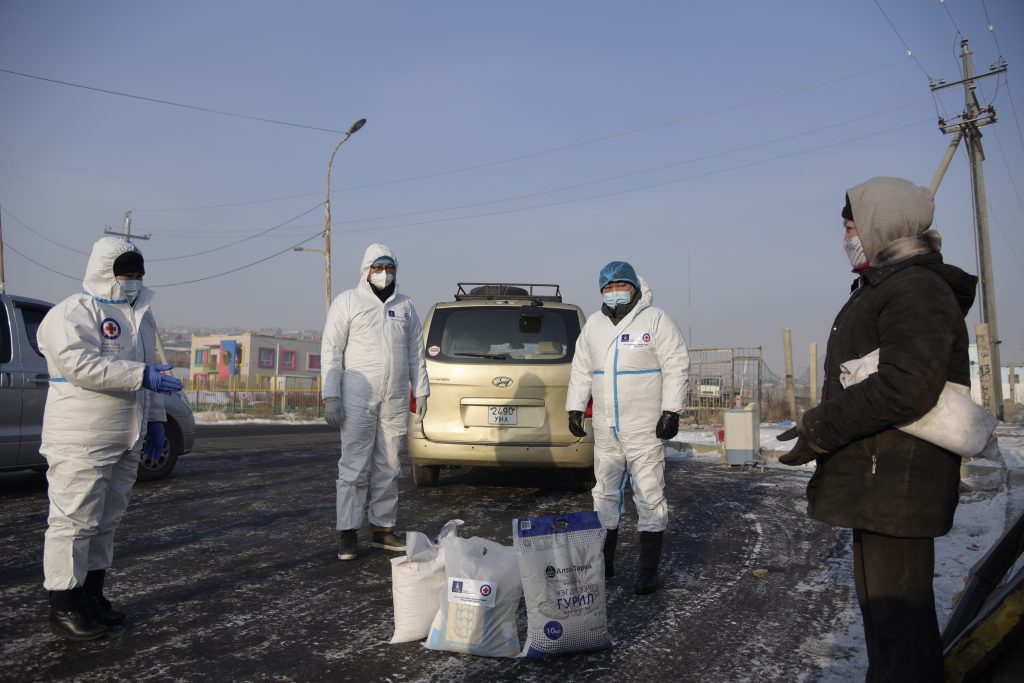 Дипломат албаныхан эмзэг бүлгийн 300 өрхөд тусламж үзүүлэлээ