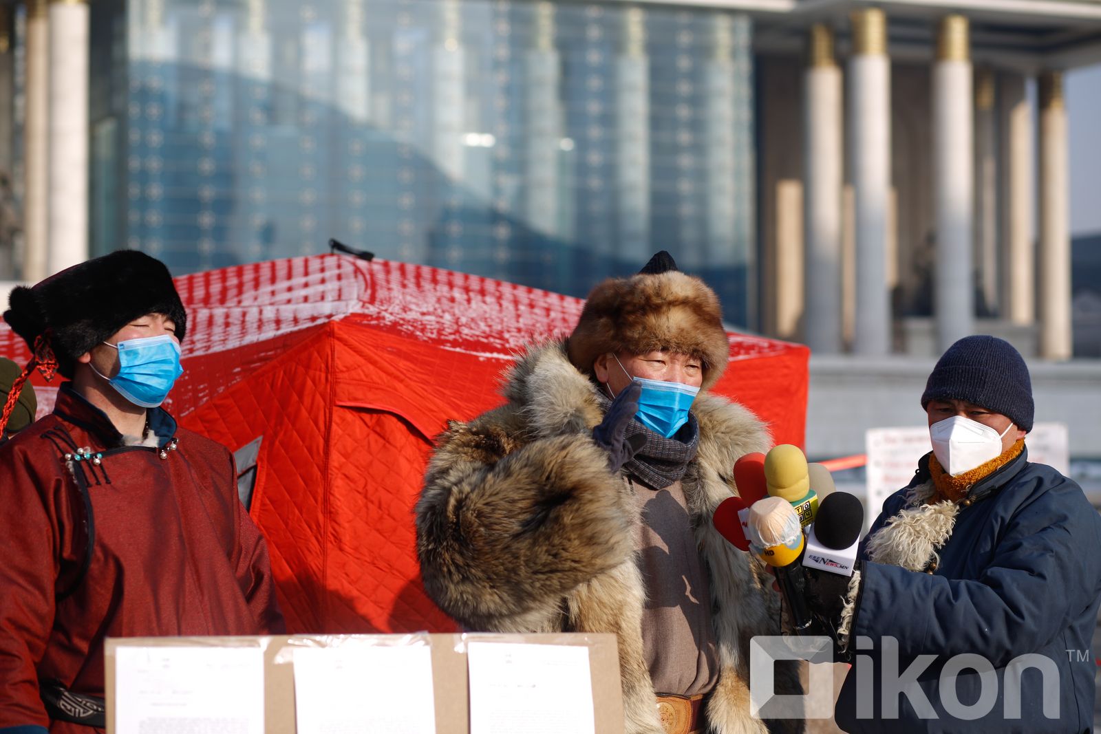 Төв талбайд ил гал гаргах хэрэгсэл нэвтрүүлэх гэж байсныг буцааж, УИХ-ын гишүүн С.Ганбаатарын майханд цахилгаан халаагуур холбож өгчээ