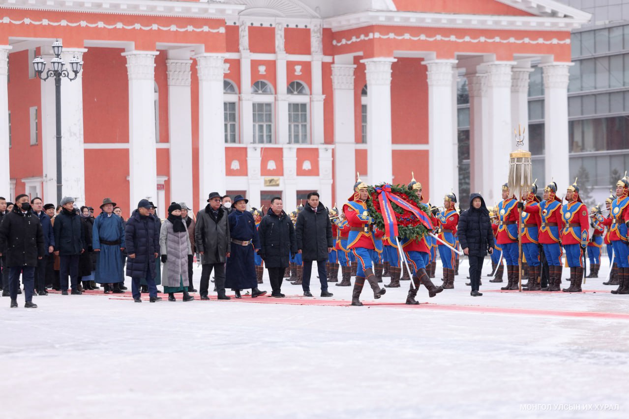 Монгол Улсын төрийн далбааг мандуулж, жанжин Д.Сүхбаатарын хөшөөнд цэцэг өргөв