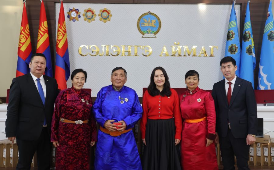 Төрийн дээд шагнал одон, медаль гардууллаа