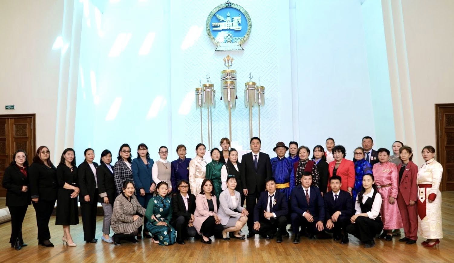Монгол Ардын Намын хорооны үүрийн дарга нарын төлөөлөл Төрийн ордонд зочиллоо